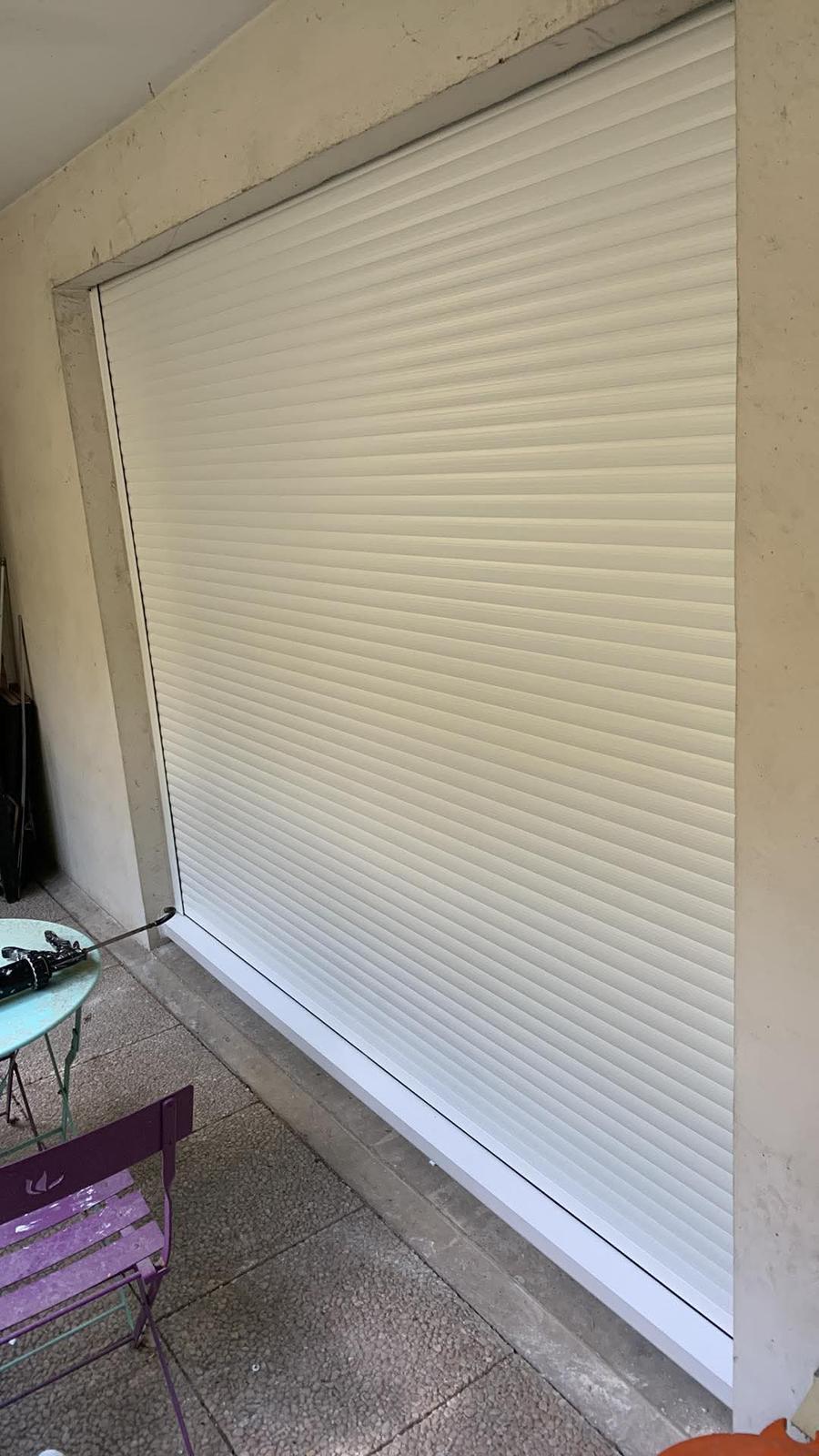 Volet roulant électrique intégré avec télécommande et motorisation silencieuse